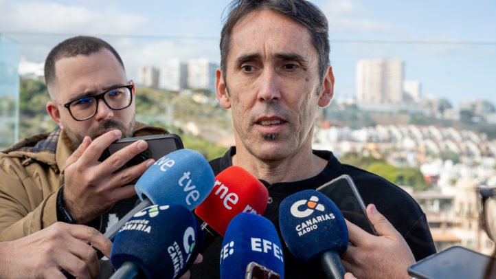 Willy Villar hablando con periodistas rodeado de micrófonos, en un evento del club.