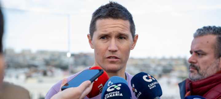 Jaka Lakovic durante una rueda de prensa con micrófonos de diferentes medios.