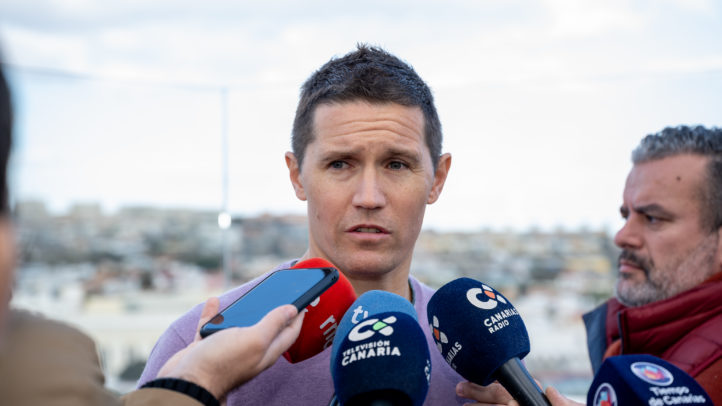 Jaka Lakovic durante una rueda de prensa con micrófonos de diferentes medios.