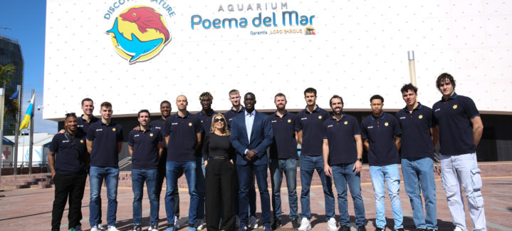 Jugadores del Gran Canaria posan en Poema del Mar, junto a representantes del club.
