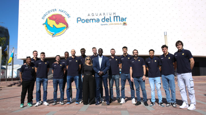 Jugadores del Gran Canaria posan en Poema del Mar, junto a representantes del club.