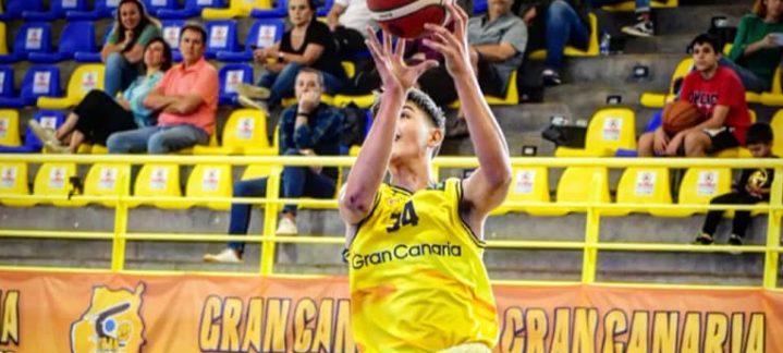 Jugador de baloncesto en acción, lanzando una pelota en un partido del Club Gran Canaria.