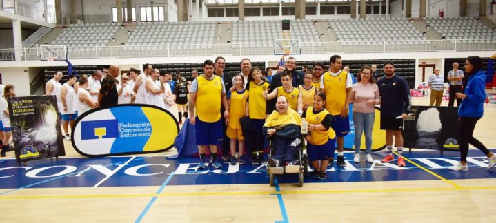 Grupo de jugadores y entrenadores del CB Gran Canaria en evento de 'Baloncesto Sin Límites'.