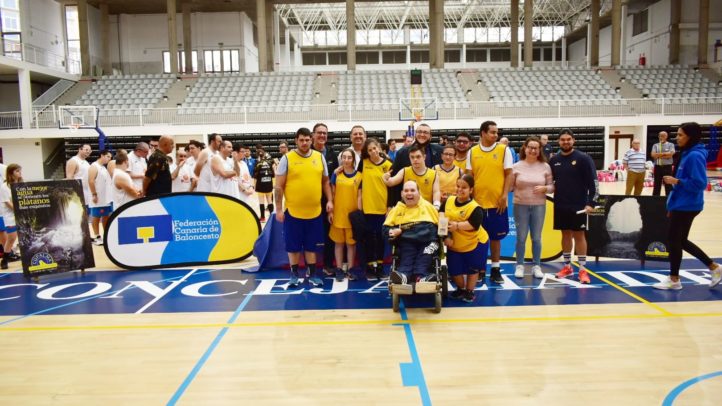 Grupo de jugadores y entrenadores del CB Gran Canaria en evento de 'Baloncesto Sin Límites'.