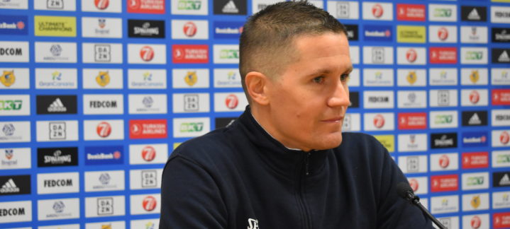 Jaka Lakovic en conferencia de prensa, con fondo de logotipos y marcas.