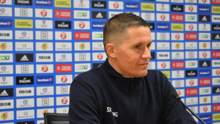 Jaka Lakovic en conferencia de prensa, con fondo de logotipos y marcas.