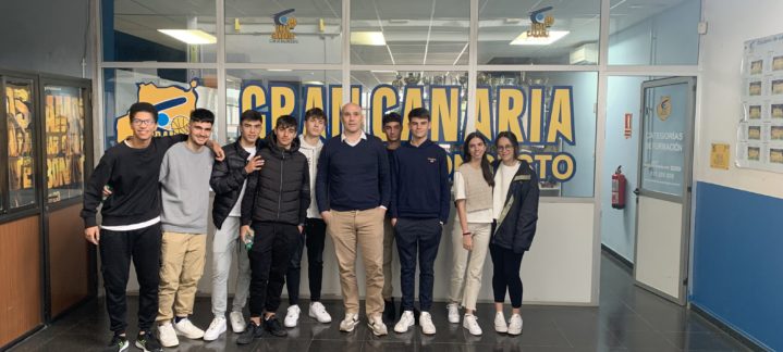Grupo de jóvenes junto a un responsable en el Club Baloncesto Gran Canaria.