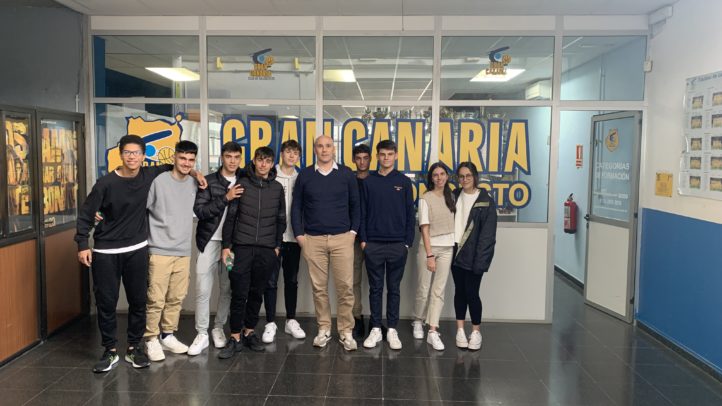 Grupo de jóvenes junto a un responsable en el Club Baloncesto Gran Canaria.