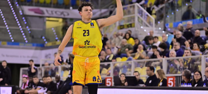 Jugador del Gran Canaria celebra un punto durante el partido, vestido con uniforme amarillo.