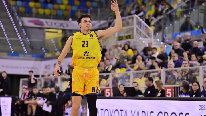 Jugador del Gran Canaria celebra un punto durante el partido, vestido con uniforme amarillo.