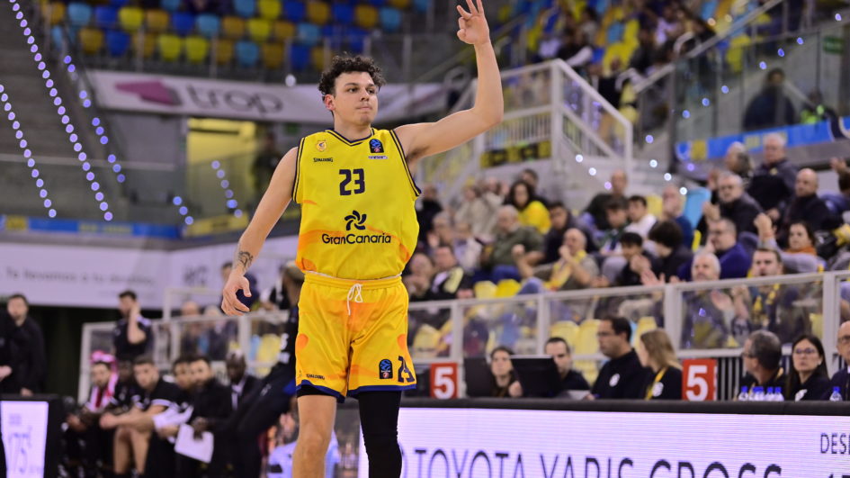 Jugador del Gran Canaria celebra un punto durante el partido, vestido con uniforme amarillo.