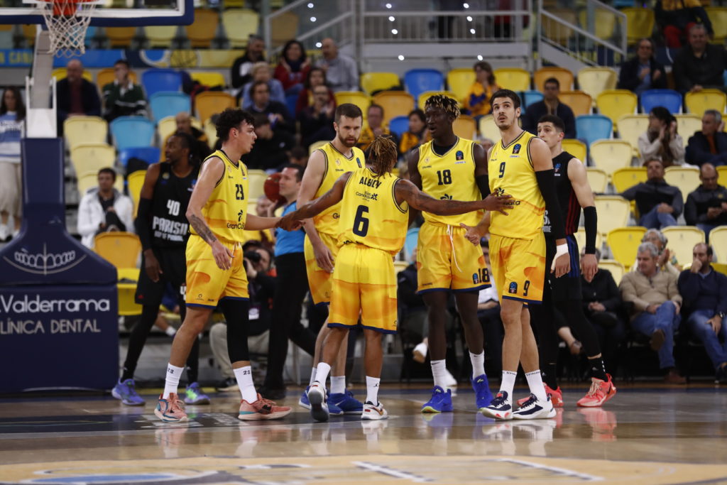 Jugadores del Gran Canaria celebran un momento en el partido contra Unicaja.
