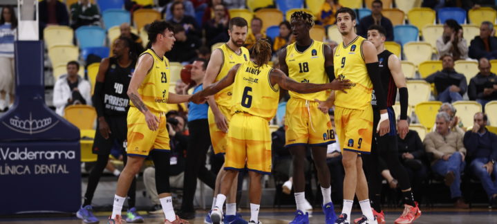 Jugadores del Gran Canaria celebran un momento en el partido contra Unicaja.
