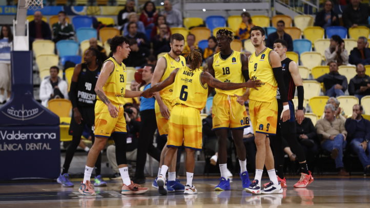 Jugadores del Gran Canaria celebran un momento en el partido contra Unicaja.