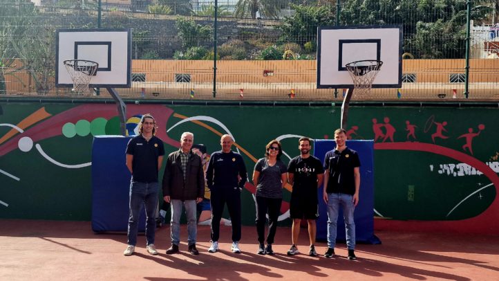 Recibimiento del equipo del CB Gran Canaria en el CEIP Giner de los Ríos.
