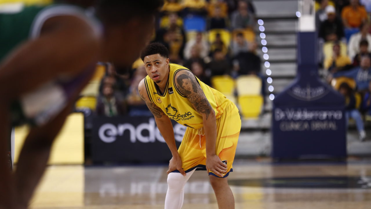 Jugador del Gran Canaria enfocado en el juego durante un partido en el estadio.