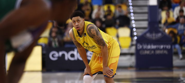 Jugador del Gran Canaria enfocado en el juego durante un partido en el estadio.