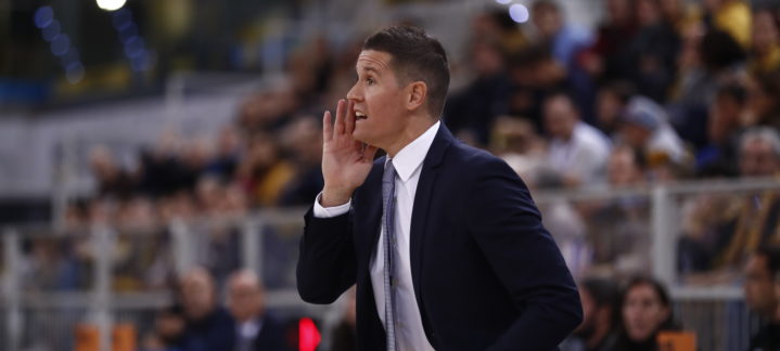 Entrenador Jaka Lakovic dirigiendo al equipo y animando a la afición en un partido.