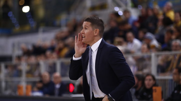 Entrenador Jaka Lakovic dirigiendo al equipo y animando a la afición en un partido.