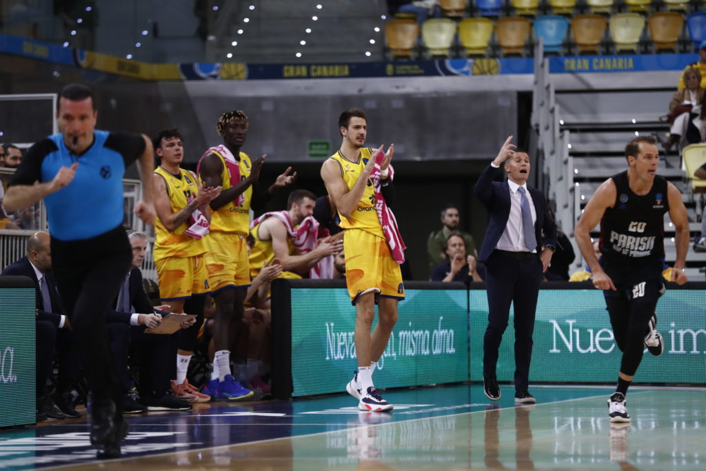 Jugadores y entrenador del Gran Canaria en acción durante un partido de EuroCup.