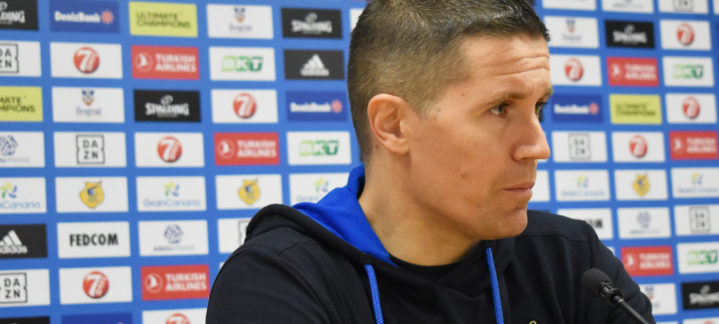 Jaka Lakovic en conferencia de prensa, discutiendo sobre el Hapoel.