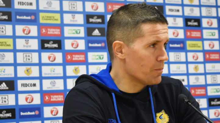 Jaka Lakovic en conferencia de prensa, discutiendo sobre el Hapoel.