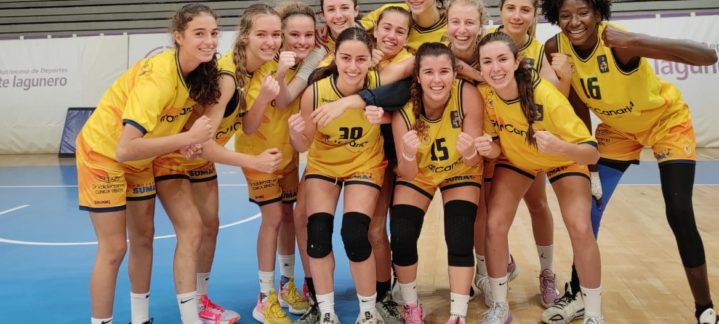 Jugadoras del equipo júnior celebrando sonrientes tras un triunfo en la pista.