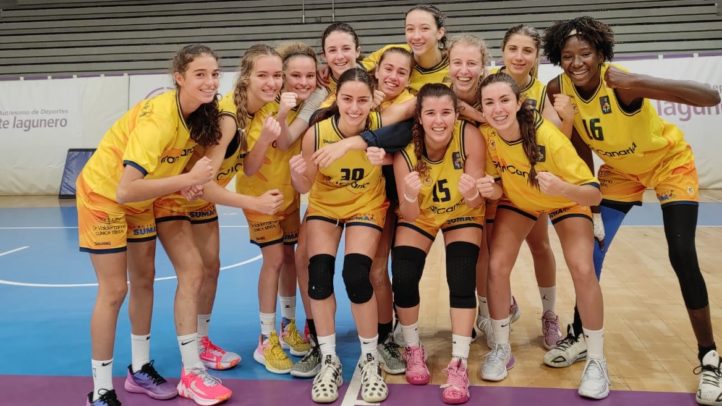 Jugadoras del equipo júnior celebrando sonrientes tras un triunfo en la pista.