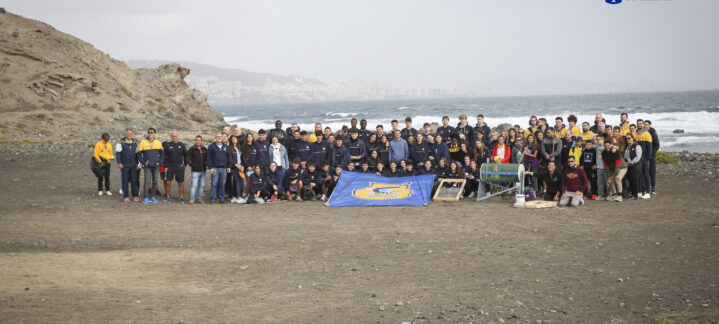 Grupo del CB Gran Canaria en la playa de Bocabarranco tras realizar actividades de limpieza.