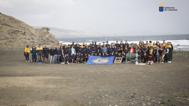 Grupo del CB Gran Canaria en la playa de Bocabarranco tras realizar actividades de limpieza.