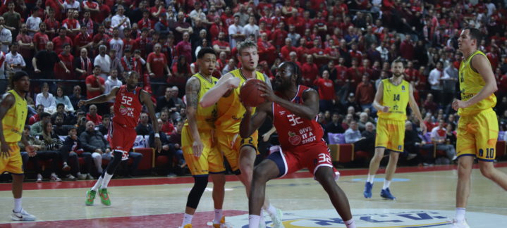 Jugadores de baloncesto en acción durante el partido entre Hapoel y Gran Canaria.