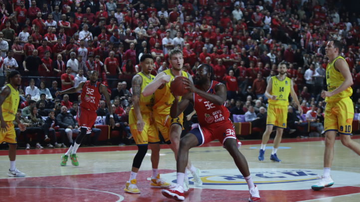 Jugadores de baloncesto en acción durante el partido entre Hapoel y Gran Canaria.