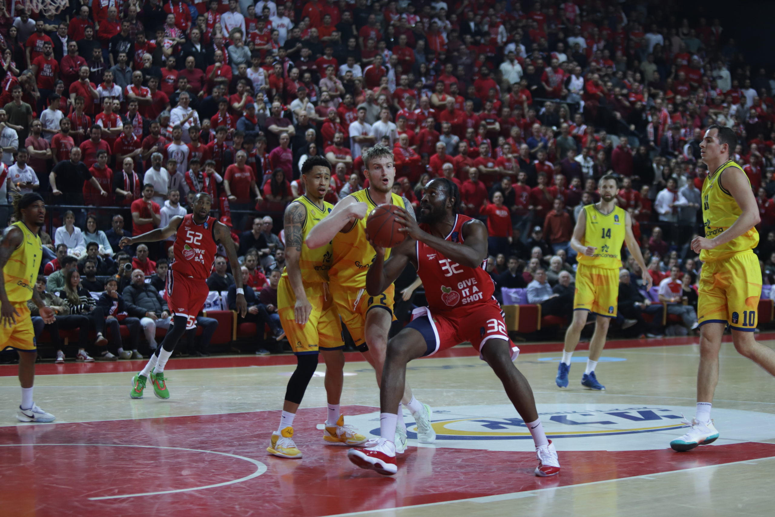 Jugadores de baloncesto en acción durante el partido entre Hapoel y Gran Canaria.