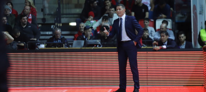 Entrenador Jaka Lakovic dirigiendo al equipo durante un partido con público presente.