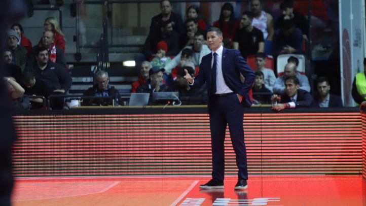 Entrenador Jaka Lakovic dirigiendo al equipo durante un partido con público presente.