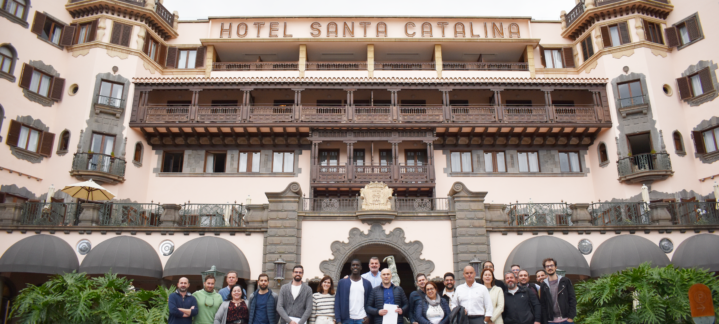 Grupo de personas en la jornada de formación del CB Gran Canaria frente al Hotel Santa Catalina.