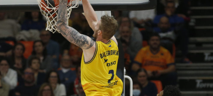 Jugador del Gran Canaria realiza un mate en un partido en La Fonteta. Público en las gradas.