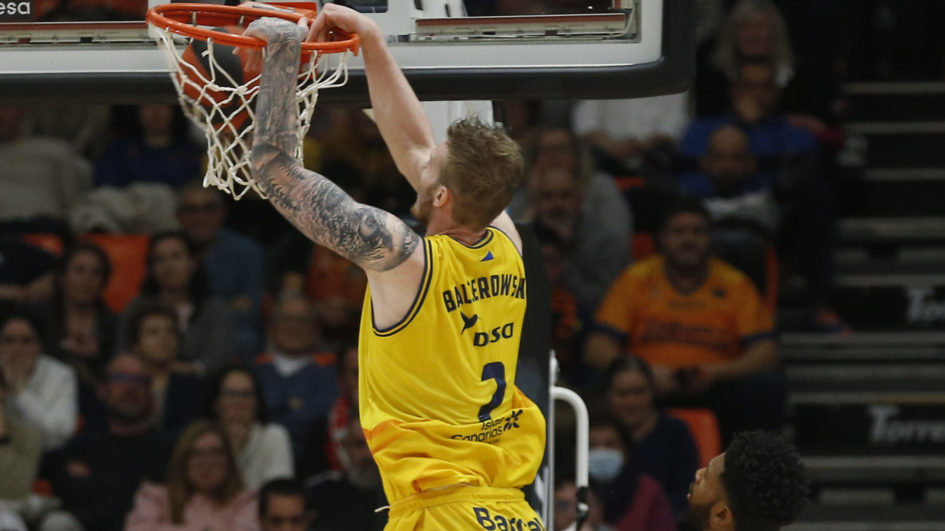 Jugador del Gran Canaria realiza un mate en un partido en La Fonteta. Público en las gradas.