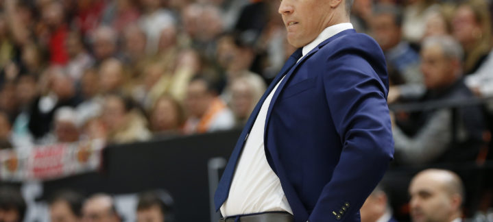 Entrenador Jaka Lakovic durante un partido, observando la acción con atención.
