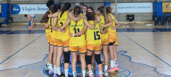 Jugadoras del Club Baloncesto Gran Canaria en un momento de unión y motivación.