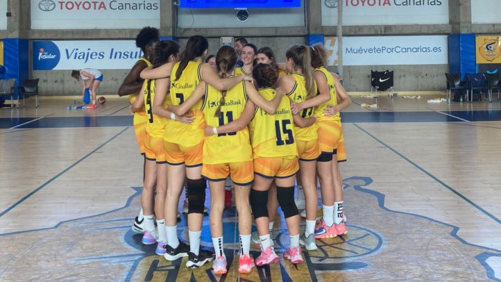 Jugadoras del Club Baloncesto Gran Canaria en un momento de unión y motivación.