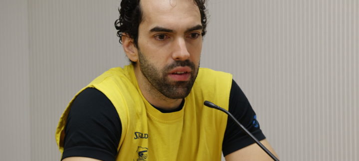 Vítor Benite durante una conferencia, vestido con una camiseta amarilla del club.