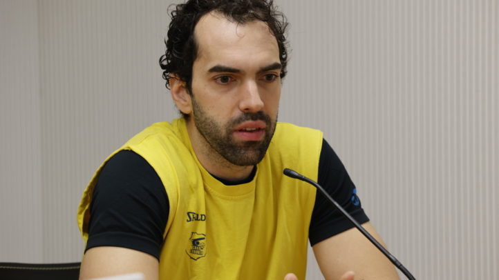 Vítor Benite durante una conferencia, vestido con una camiseta amarilla del club.