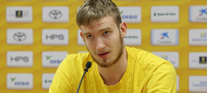 Olek Balcerowski en rueda de prensa, expresando su entusiasmo por la Copa del Rey.