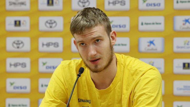 Olek Balcerowski en rueda de prensa, expresando su entusiasmo por la Copa del Rey.