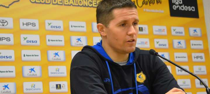 Entrenador del Gran Canaria hablando en rueda de prensa antes del derbi.