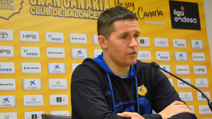 Entrenador del Gran Canaria hablando en rueda de prensa antes del derbi.