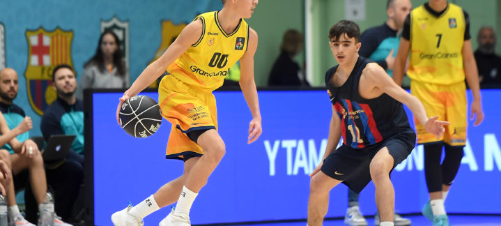 Jugadores en acción durante el partido Gran Canaria Basket contra Barça en la Minicopa Endesa.