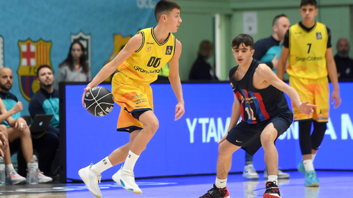 Jugadores en acción durante el partido Gran Canaria Basket contra Barça en la Minicopa Endesa.
