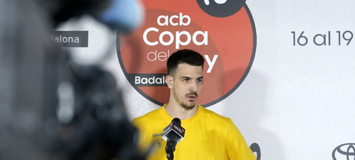 Nico Brussino habla en una conferencia de prensa durante la Copa del Rey de baloncesto.